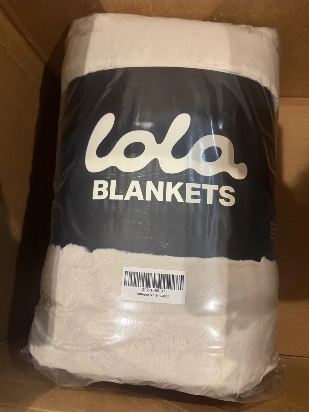 Lola Blankets/Antique Ivory/Size L/Faux fur throw/blanket/NIB! NEW! SEALED!